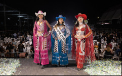 As três finalistas do concurso Garota Expoara 2025: Gabrielle Lagares (2º lugar), Maria Cecília Palitot (1º lugar) e Roberta Carvalho (3º lugar).