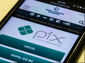 Pix é o pagamento instantâneo brasileiro. O meio de pagamento criado pelo Banco Central (BC) em que os recursos são transferidos entre contas em poucos segundos, a qualquer hora ou dia. É prático, rápido e seguro. 