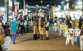 A feira conta com uma ampla praça de alimentação, shopping agro, estandes diversificados, instituições financeiras, parque de diversões e muito mais  