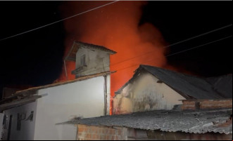 Incêndio começou por volta das 23h da noite desta segunda-feira (2/6)