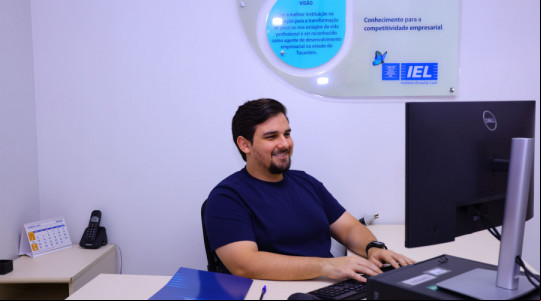 As bolsas de estágio variam entre R$ 500,00 e R$ 1.518,00, além do auxílio-transporte. 
